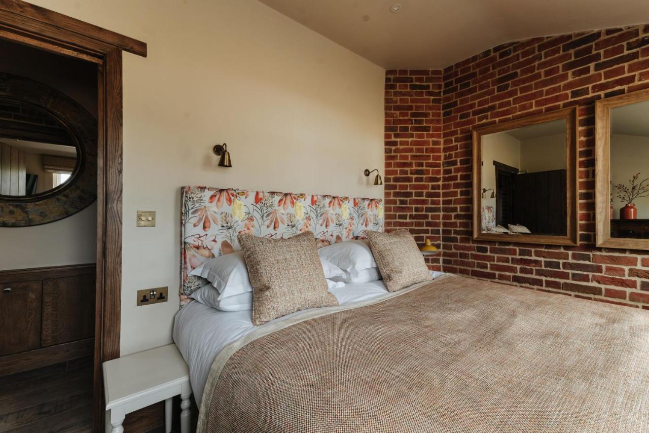 The Shepherds Huts & The Well Lodge At Ormesby Manor Ormesby Saint Michael Exterior photo