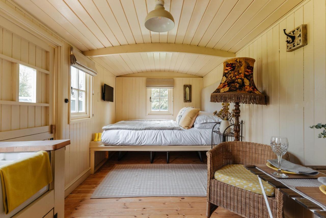 The Shepherds Huts & The Well Lodge At Ormesby Manor Ormesby Saint Michael Exterior photo