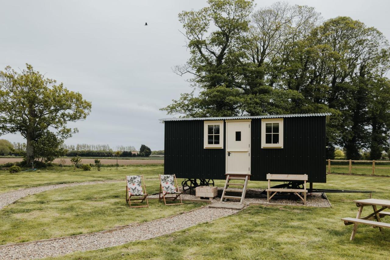 The Shepherds Huts & The Well Lodge At Ormesby Manor Ormesby Saint Michael Exterior photo