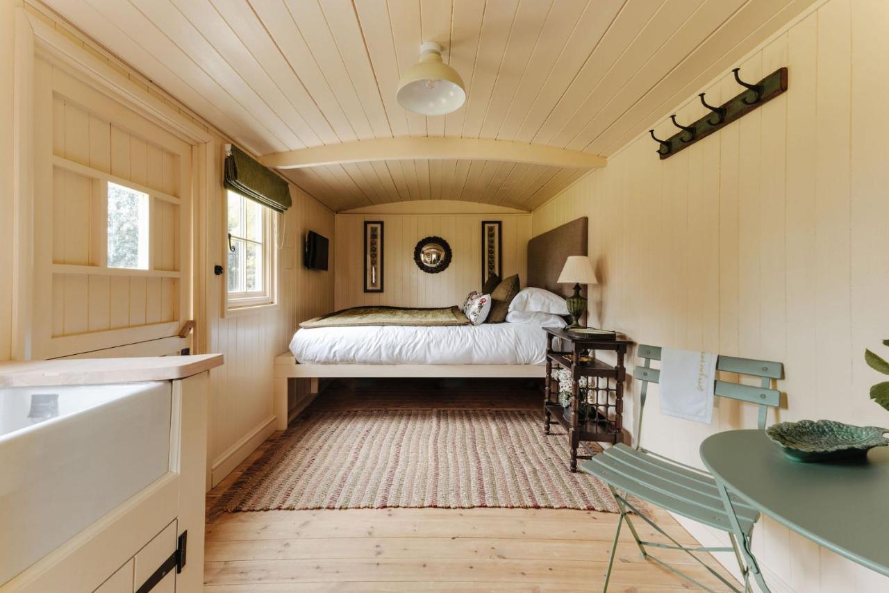 The Shepherds Huts & The Well Lodge At Ormesby Manor Ormesby Saint Michael Exterior photo
